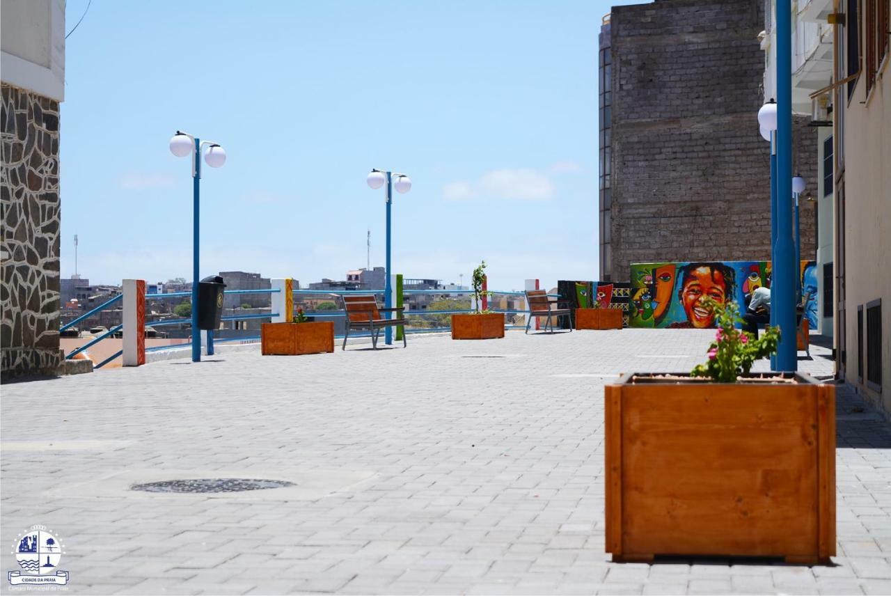 Fully Equipped 3-Bedroom Apt In Downtown Praia Esterno foto