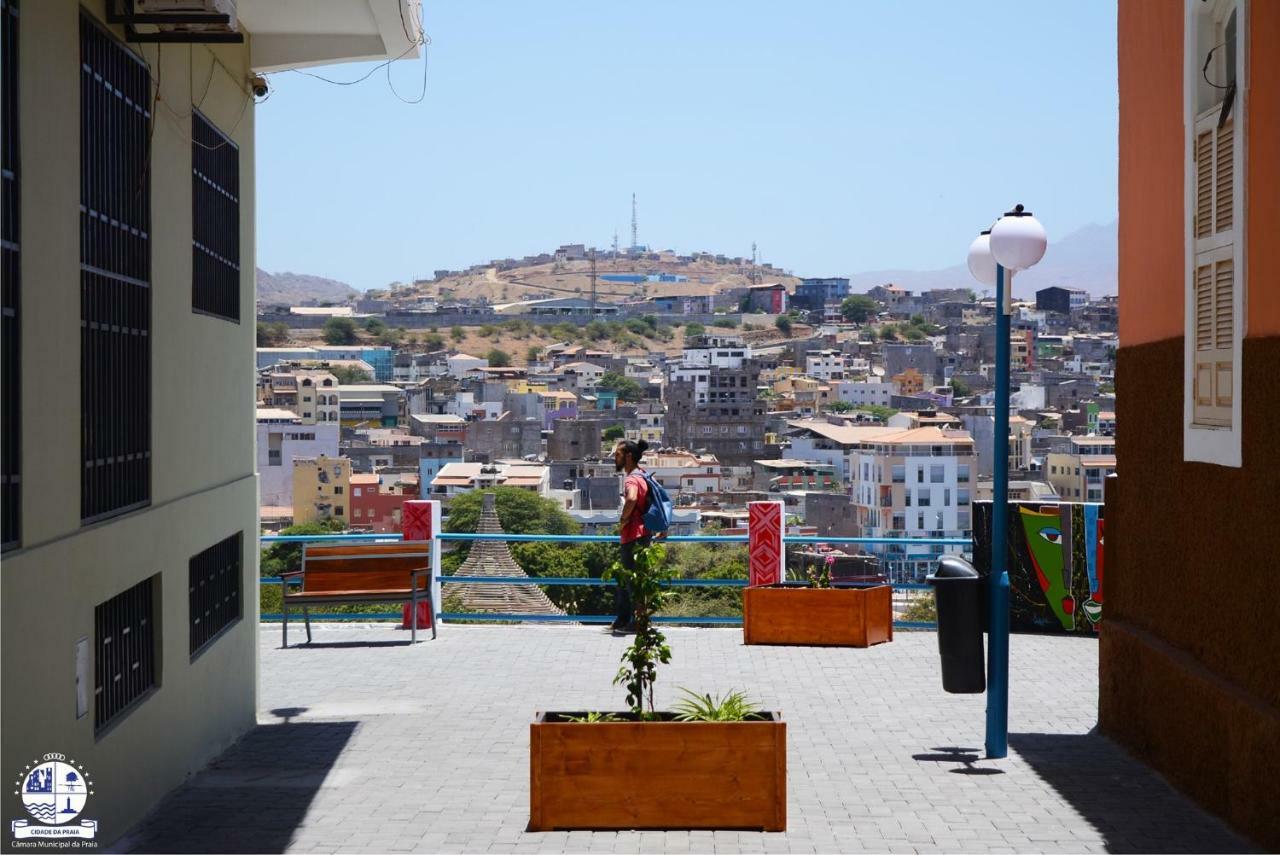 Fully Equipped 3-Bedroom Apt In Downtown Praia Esterno foto